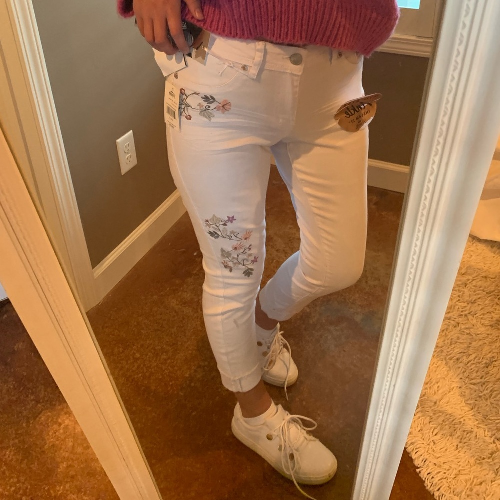 NWT White Flower Detail Capri Pants